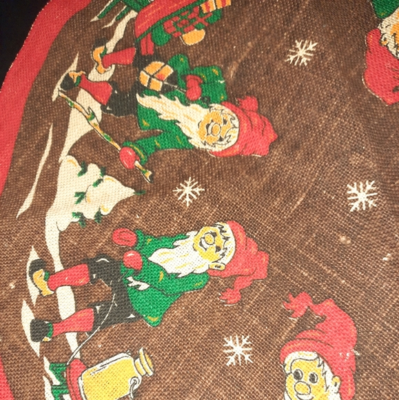 Vintage Christmas treeskirt - Picture 4 of 5